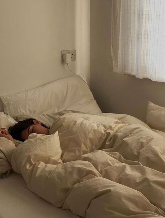 les postures de sommeil ont elles un impact sur la santé et comment dormir sans se faire mal